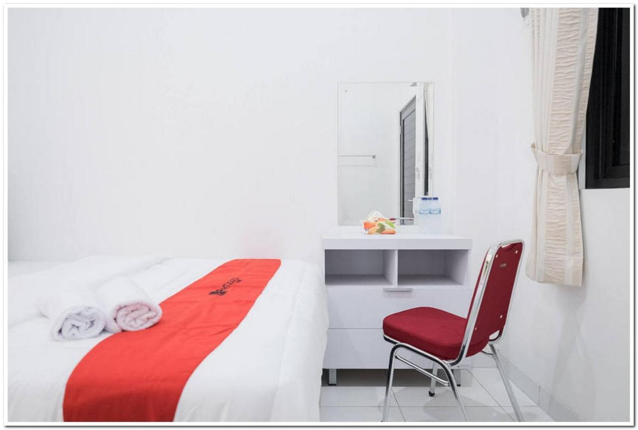 Hotel Reddoorz Near Kota Tua 2 Giacarta Esterno foto
